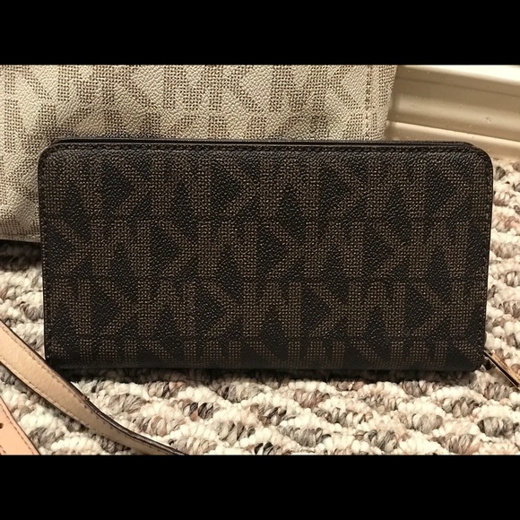 Michael Kors Hamilton Signature Continental Wallet - Picture 4 of 7